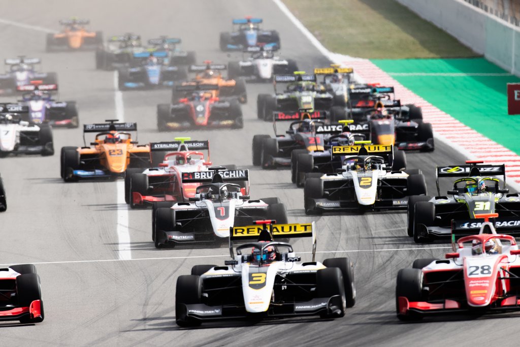 Christian Lundgaard, i bil nummer 3, førte lørdagens løb fra start til slut men en fem sekunders straf betød han sluttede på andenpladsen
(Foto: FIA Formula 3)